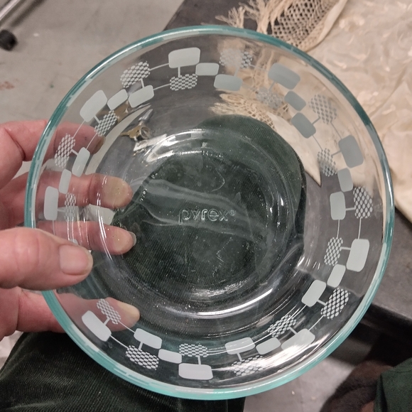 Pyrex 7201 square pattern Bowl - Picture 7 of 9